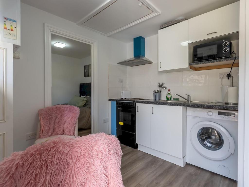 Η κουζίνα ή μικρή κουζίνα στο Comfortable 2 Bed Apartment Pass the Keys