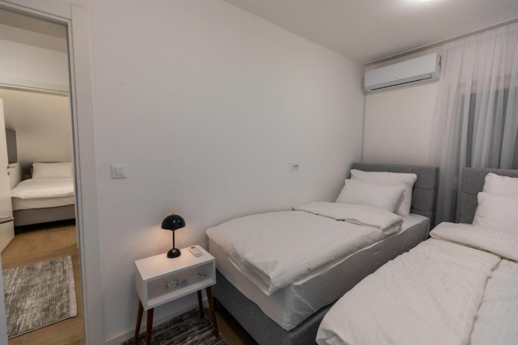 Postel nebo postele na pokoji v ubytování Apartmani Maira