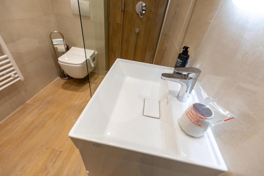 Koupelna v ubytování Apartmani Maira