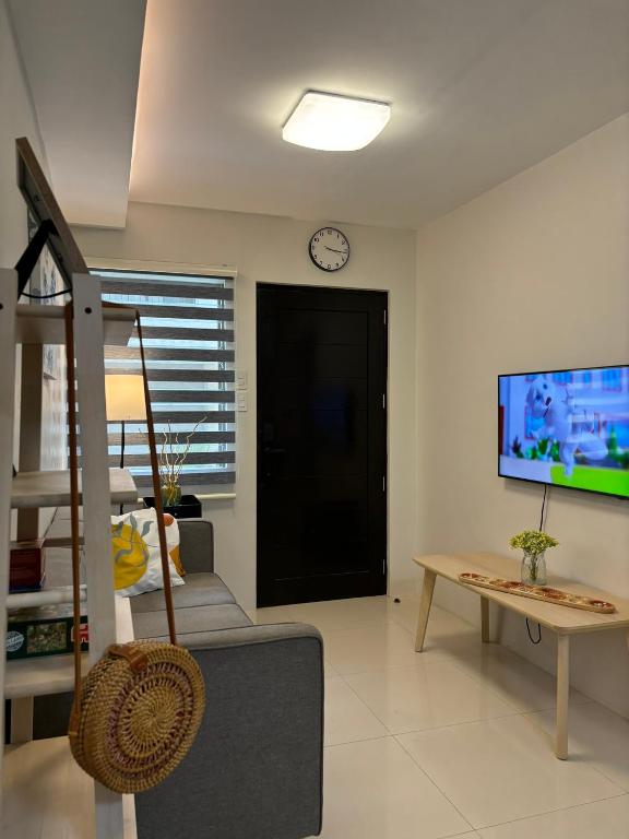 TV a/nebo společenská místnost v ubytování Mactan Cebu Guesthouse - ideal for a group - 3km from airport