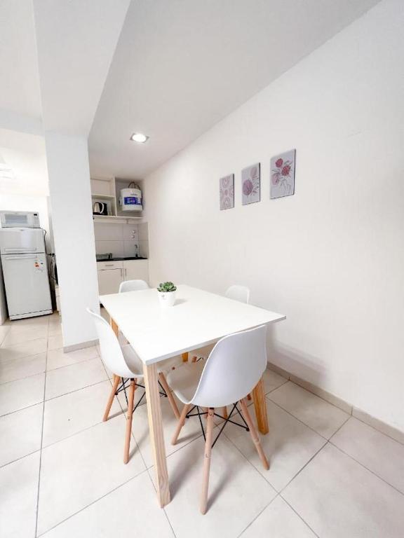 Kuchyň nebo kuchyňský kout v ubytování BORGES HOUSE APARTS Apartamentos con cochera a dos cuadras del Obelisco!