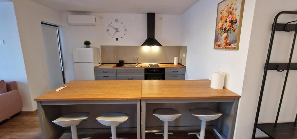 Kuchyň nebo kuchyňský kout v ubytování Apartamente Dragasani