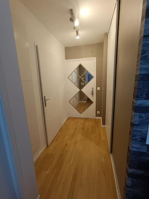 une chambre vide avec un couloir avec une porte et un couloir dans l'établissement Super appartement moderne T2, à Gagny