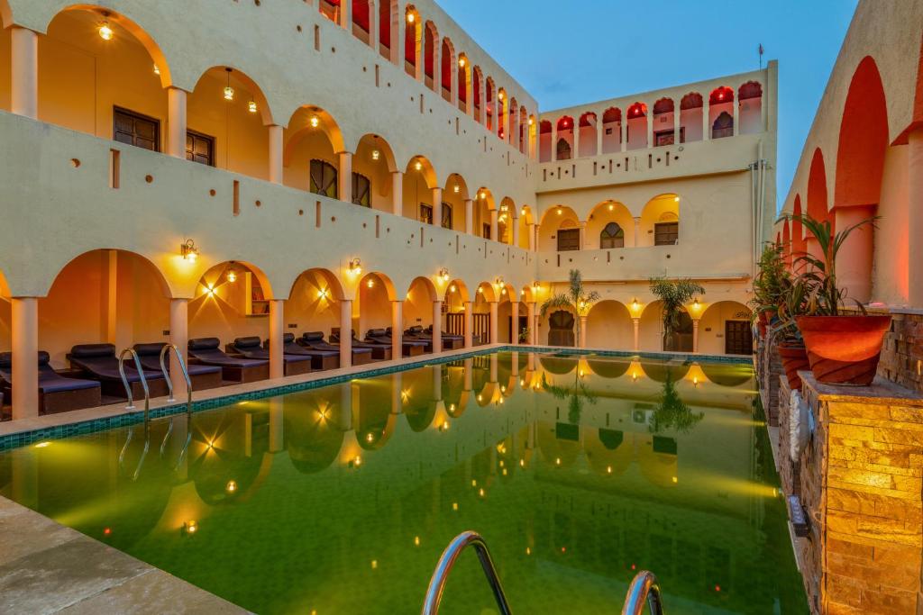 a pool in the courtyard of a building at Hotel Shahi Palace Mandawa in Mandāwa