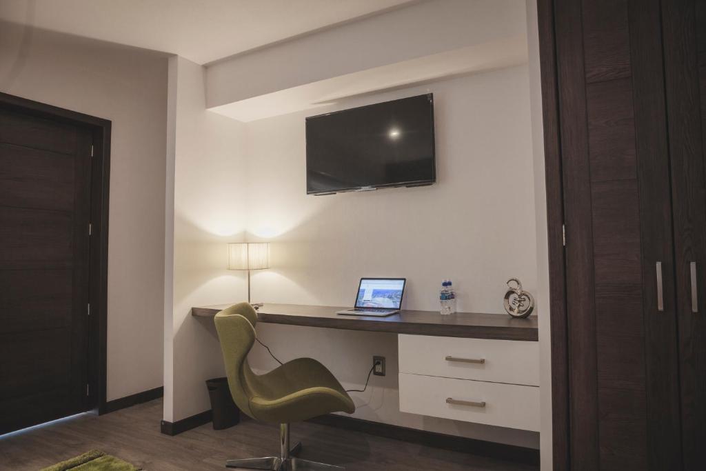 TV a/nebo společenská místnost v ubytování Hotel Platino Expo Guadalajara