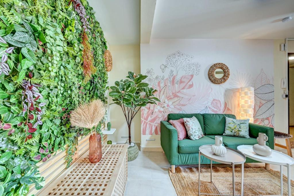 un salon avec un mur vert orné de plantes dans l'établissement Superbe appartement neuf 3 chambres à coucher proche centre-ville Marseille, à Marseille