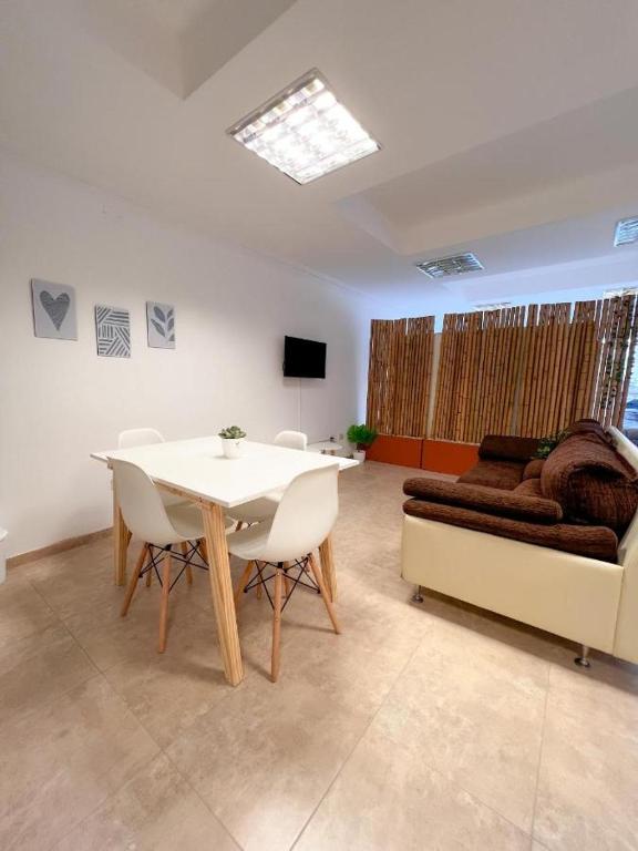 TV a/nebo společenská místnost v ubytování BORGES HOUSE APARTS Apartamentos con cochera a dos cuadras del Obelisco!