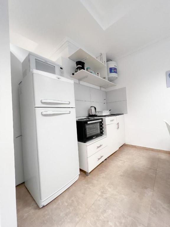 Kuchyň nebo kuchyňský kout v ubytování BORGES HOUSE APARTS Apartamentos con cochera a dos cuadras del Obelisco!