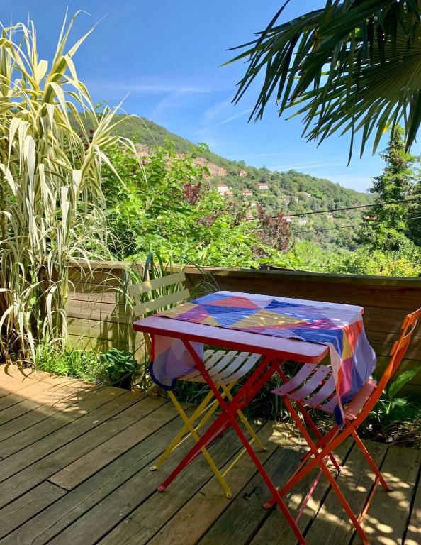 - une table de pique-nique sur une terrasse avec vue dans l'établissement Superbe studio tendance et zen proche de Lyon, à Couzon-au-Mont-dʼOr