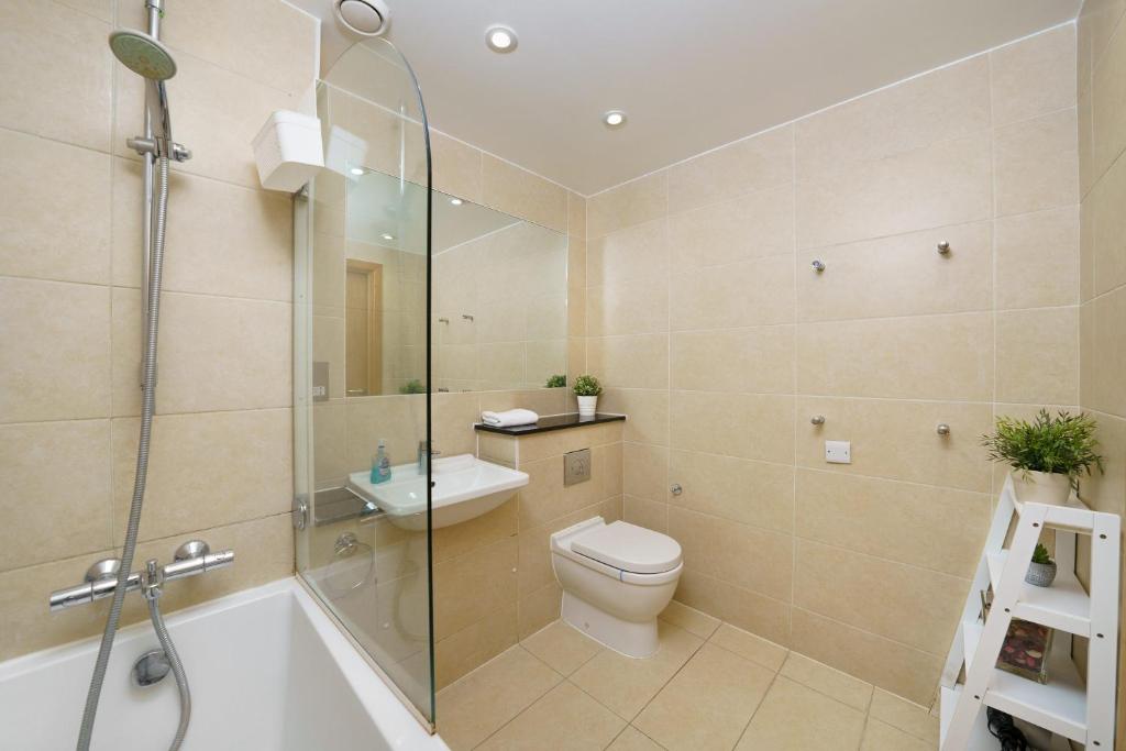 Koupelna v ubytování Modern 3 Bed 2 Bath Apartment Hyde Park