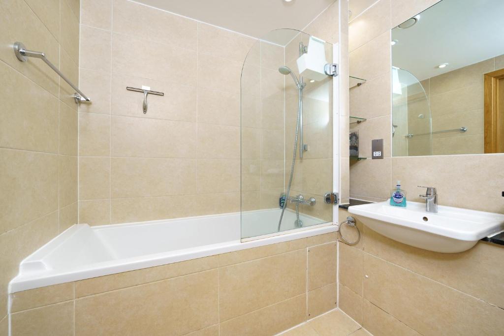 Koupelna v ubytování Modern 3 Bed 2 Bath Apartment Hyde Park