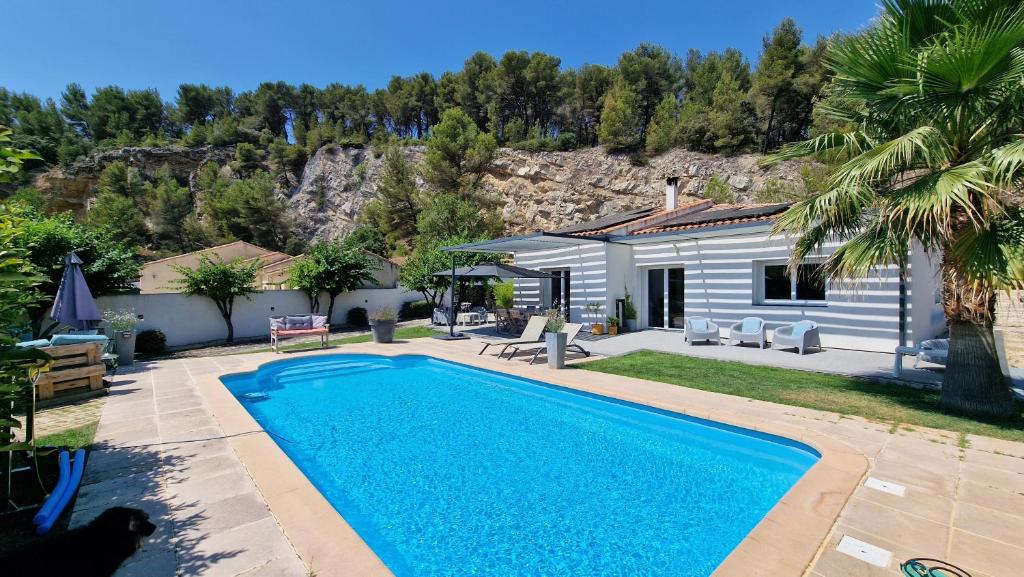 une piscine devant une maison dans l'établissement Villa contemporaine au calme entre Aix-en-Provence et Lourmarin, à Meyrargues