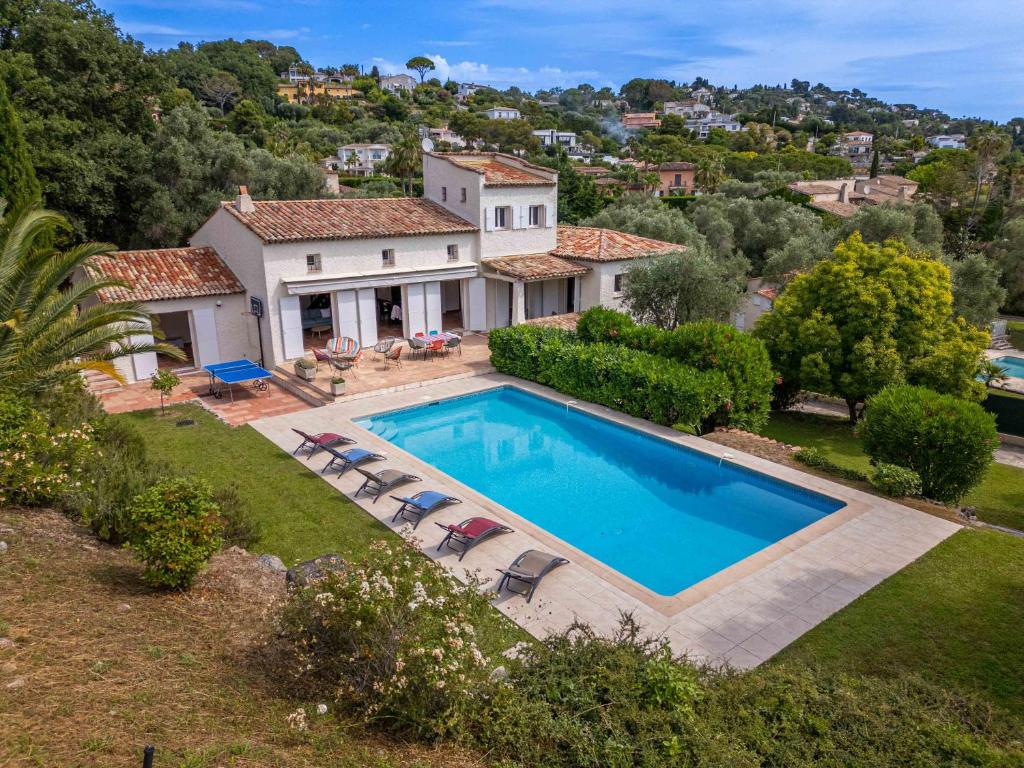 une vue aérienne d'une maison avec piscine dans l'établissement Mougins la grande Bastide, à Mougins