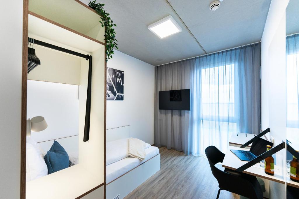 TV a/nebo společenská místnost v ubytování Motel Schlafraum Weng-Dein smartes Hotel-contactless check-In