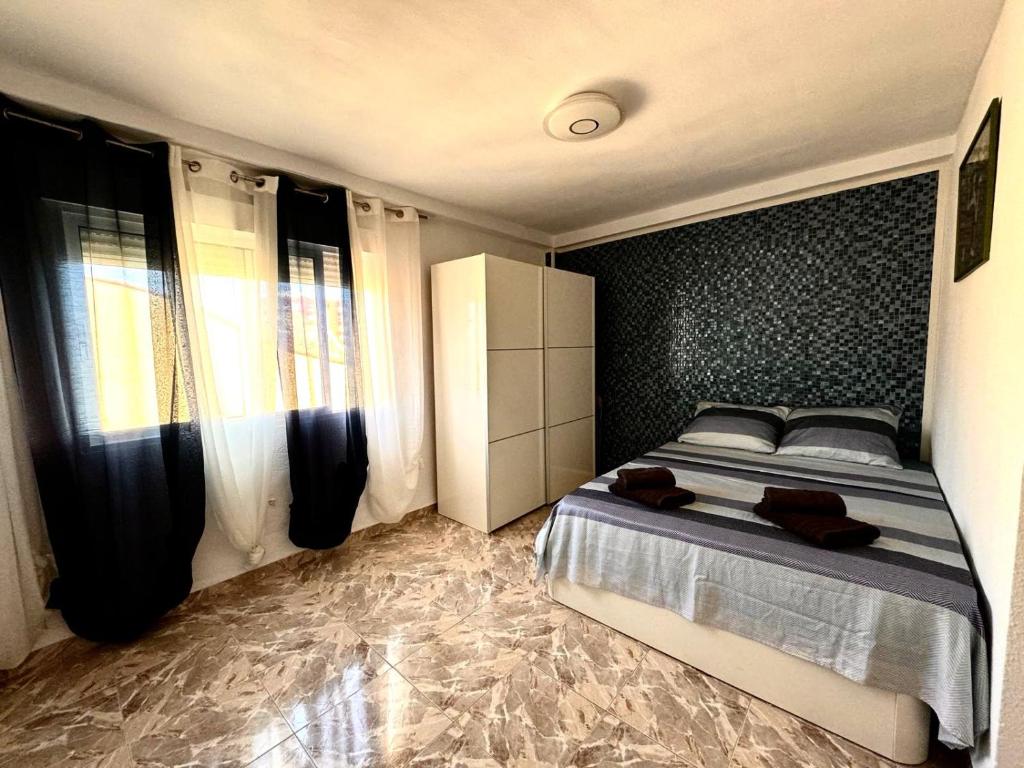 Ένα ή περισσότερα κρεβάτια σε δωμάτιο στο Cozy Flat with City & Beach