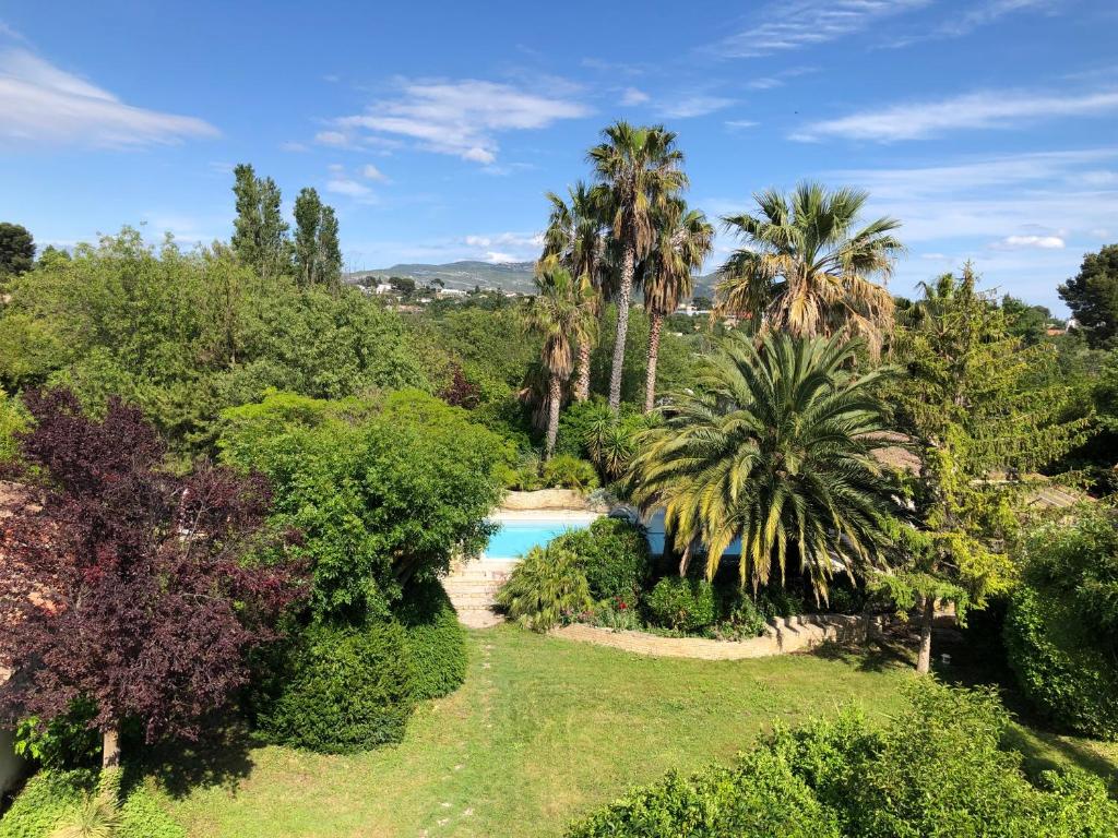 - une vue aérienne sur un jardin avec des arbres et une piscine dans l'établissement La Source, à Marseille