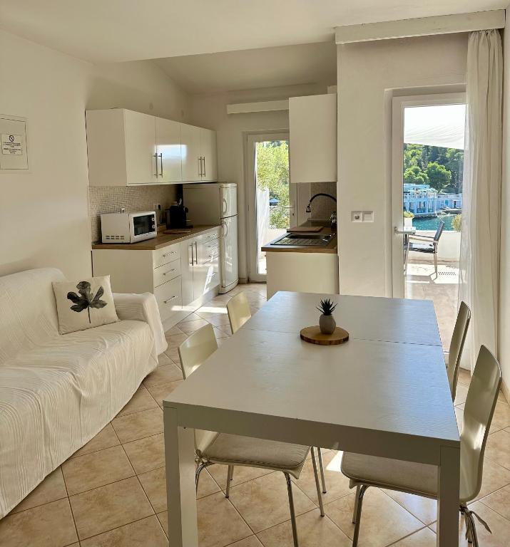 salon ze stołem i kanapą w obiekcie Villa Hosta Apartments w Hvarze