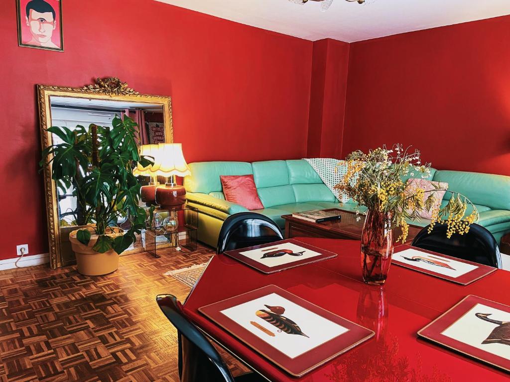 un salon avec un canapé et une table dans l'établissement Flat in Noisy-Le-Grand, à Noisy-le-Grand