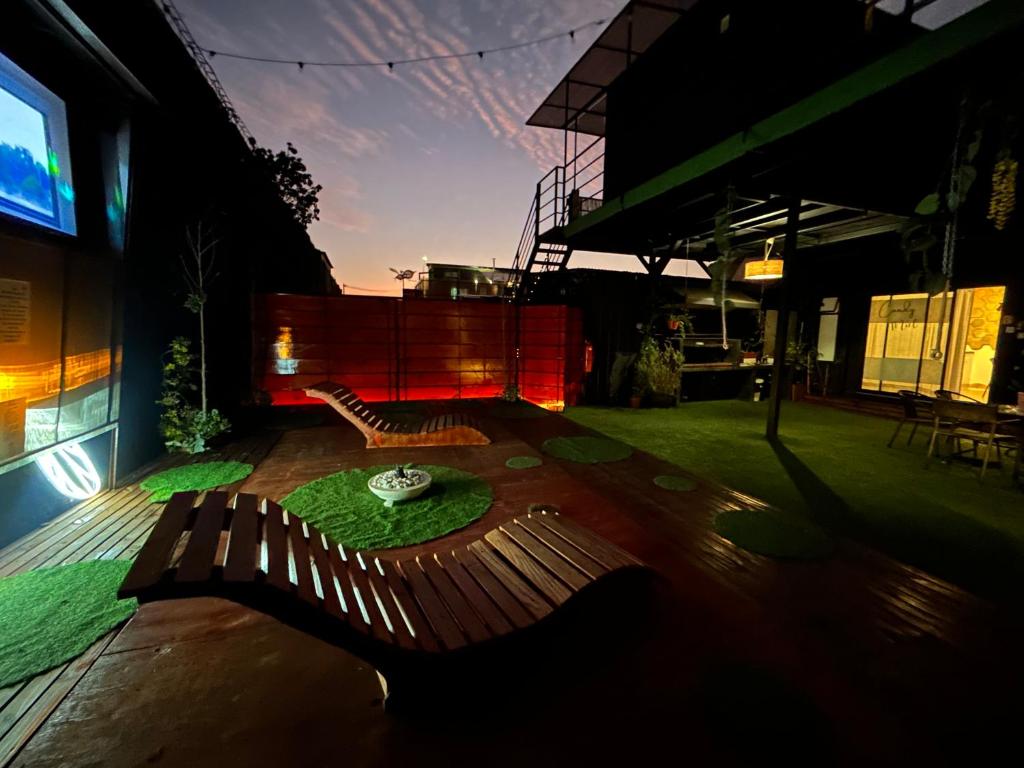 a room with a bench and a table in a building at Beehouse Casa Miel Villa Alemana in Villa Alemana