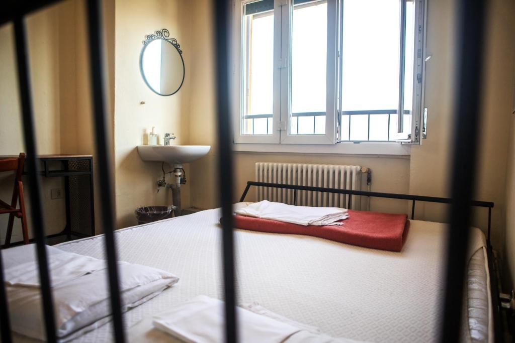 Postel nebo postele na pokoji v ubytování Lake Como Hostel