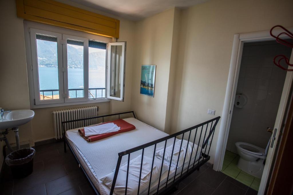 Postel nebo postele na pokoji v ubytování Lake Como Hostel