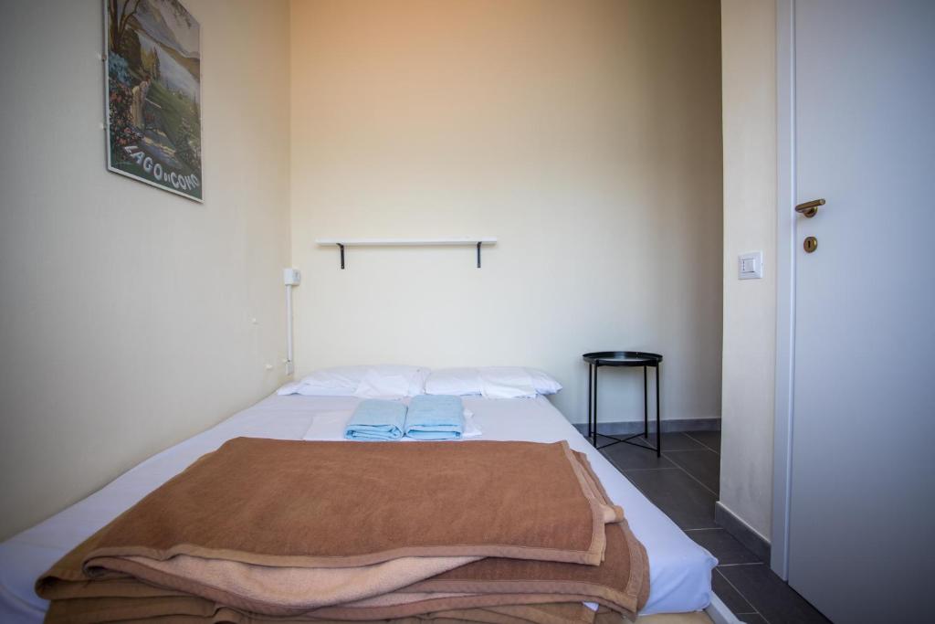 Postel nebo postele na pokoji v ubytování Lake Como Hostel