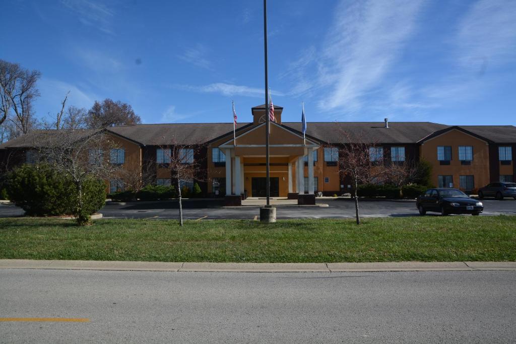 un edificio con un poste de bandera delante de él en Countryside Inn and Suites, en Mount Orab