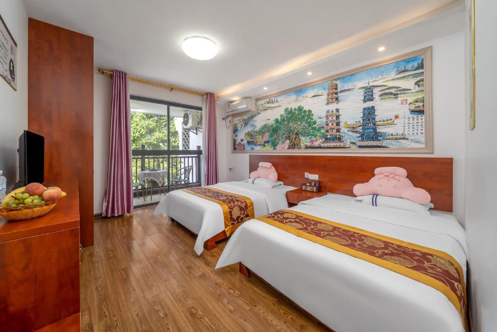Postel nebo postele na pokoji v ubytování Guilin Peach Blossom Bay Hotel
