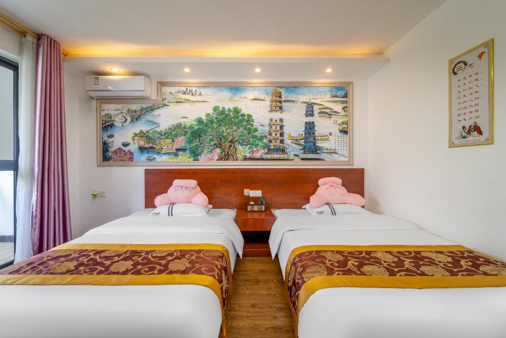 Postel nebo postele na pokoji v ubytování Guilin Peach Blossom Bay Hotel