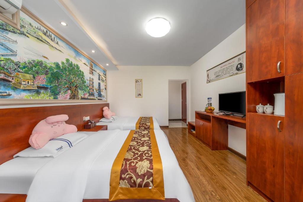 TV a/nebo společenská místnost v ubytování Guilin Peach Blossom Bay Hotel