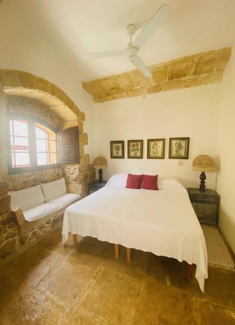 Postel nebo postele na pokoji v ubytování Mandy - The quaintest farmhouse on Gozo