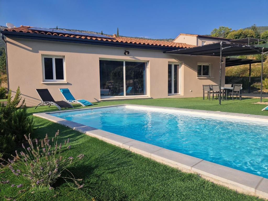 una piscina davanti a una casa di Les Villas Dorées - Villa Métal face au Mont Ventoux a Plaisians