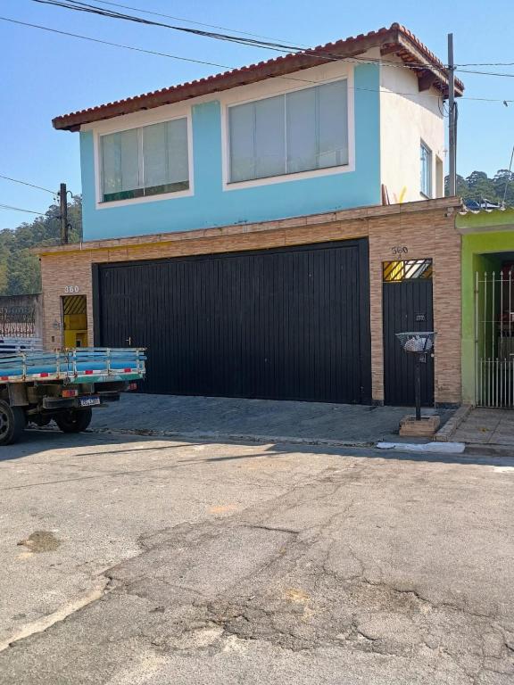 a house with a truck parked in front of it at Studio Cotia Centro próximo ao Animalia Park CT do São Paulo Thermas da Mata Shopping Central Park in Cotia