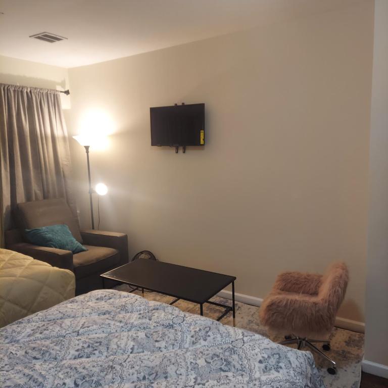 TV a/nebo společenská místnost v ubytování Double queen room 6 minutes walk to Penn station NYC EWR