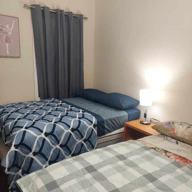 Postel nebo postele na pokoji v ubytování Double queen room 6 minutes walk to Penn station NYC EWR