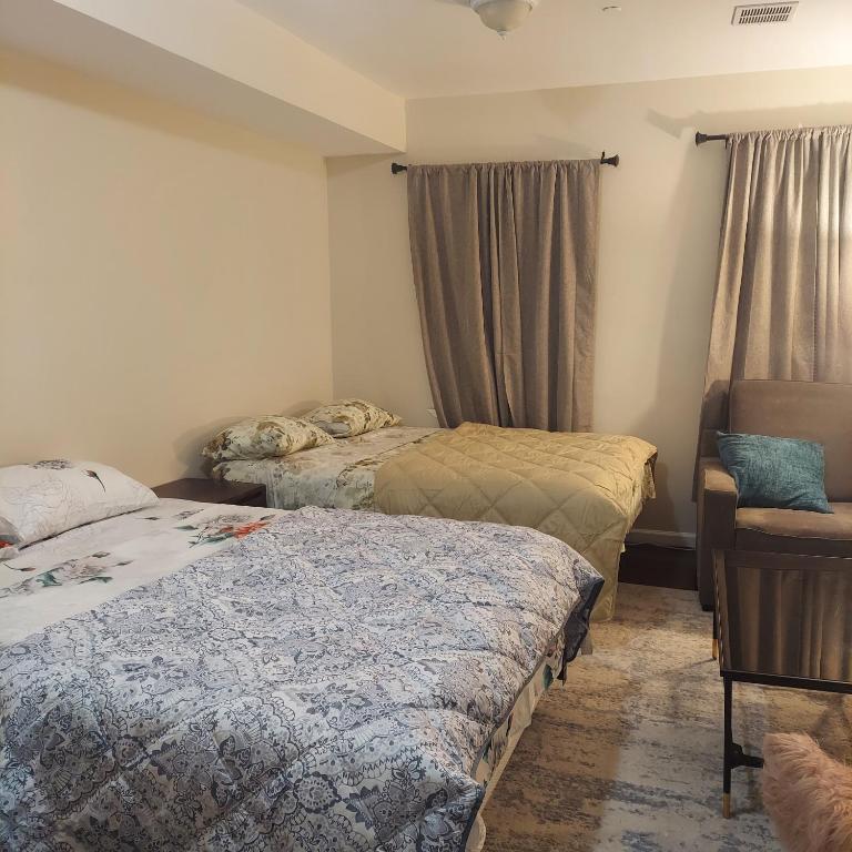 Postel nebo postele na pokoji v ubytování Double queen room 6 minutes walk to Penn station NYC EWR