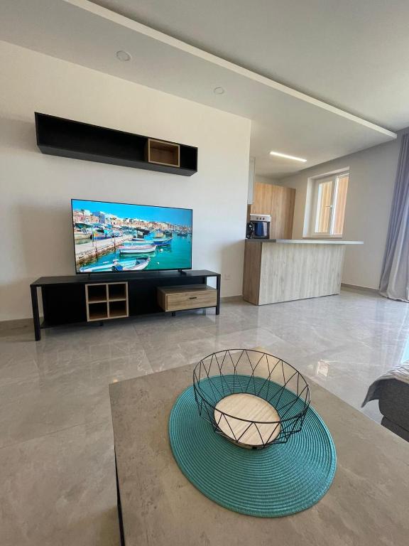 TV a/nebo společenská místnost v ubytování OpenView Apartment Marsaxlokk