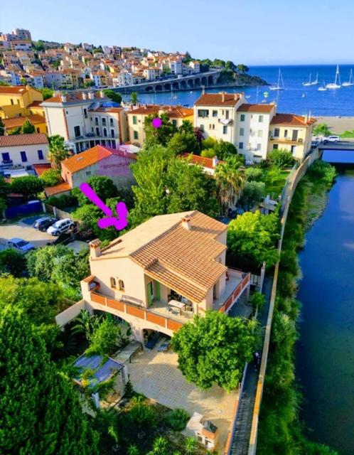 Vue aérienne d'une maison sur une colline à côté de l'eau dans l'établissement Villa de charme à 1 minute de la plage à pied, à Banyuls-sur-Mer