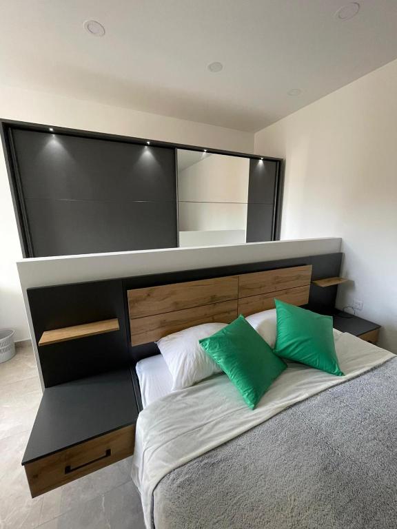 Postel nebo postele na pokoji v ubytování OpenView Apartment Marsaxlokk