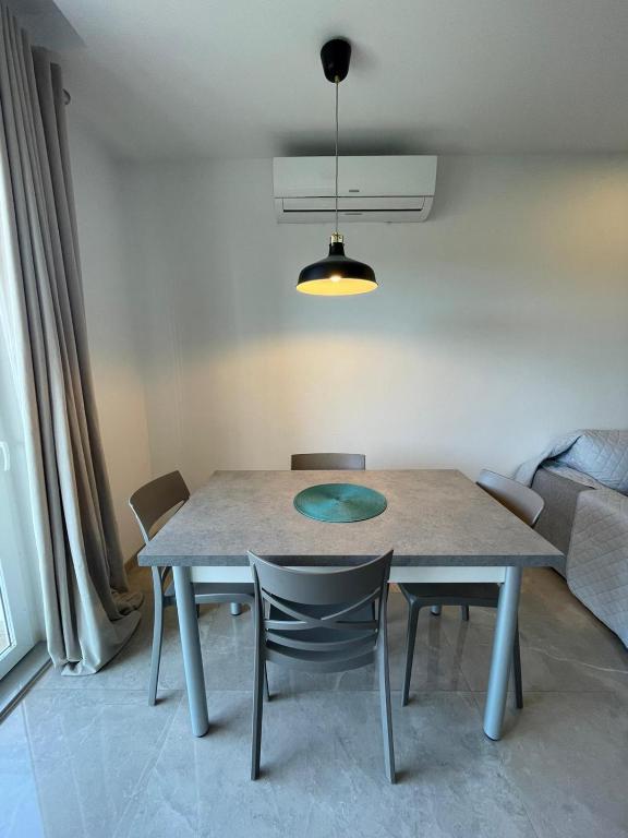 Posezení v ubytování OpenView Apartment Marsaxlokk