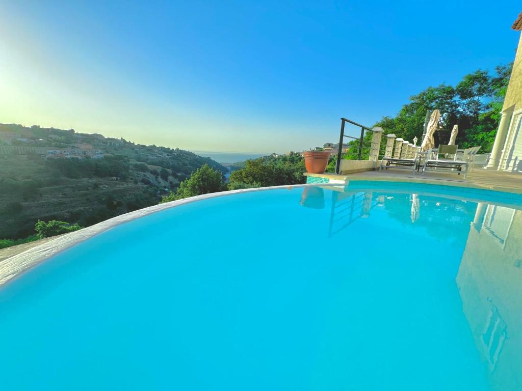 une grande piscine avec vue sur l'océan dans l'établissement 3 Studios indépendants dans villa avec piscine, à Nice