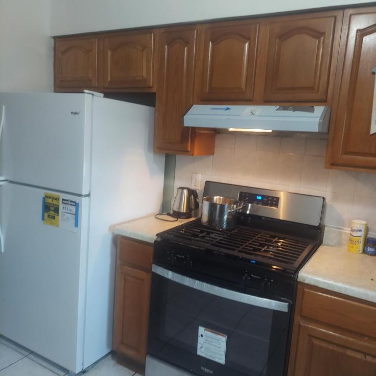 Kuchyň nebo kuchyňský kout v ubytování Double queen room 6 minutes walk to Penn station NYC EWR