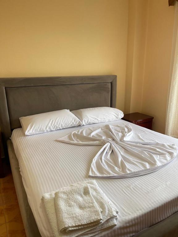 Postel nebo postele na pokoji v ubytování Dhoma plazhi1