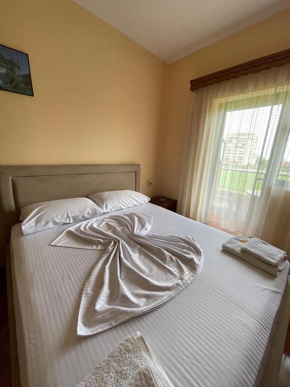 Postel nebo postele na pokoji v ubytování Dhoma plazhi1
