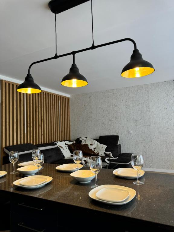 une table avec des assiettes et des verres à vin dessus dans l'établissement Appartement spacieux, à Clichy