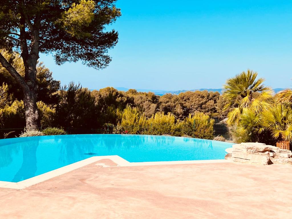 - une piscine avec rampe de skateboard dans la cour dans l'établissement Le Dramont, à Saint-Raphaël