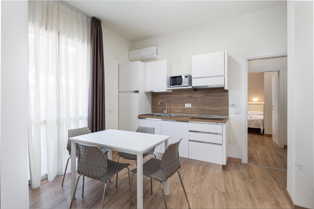 A kitchen or kitchenette at Hotel Schiller