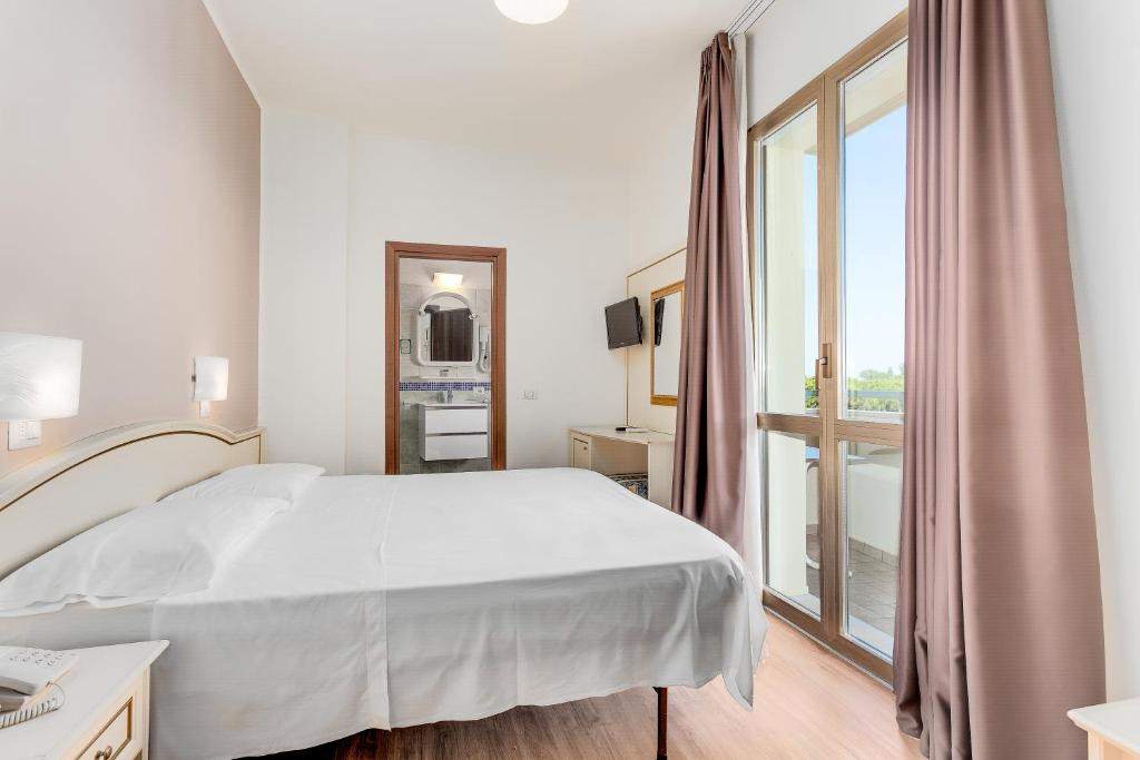A bed or beds in a room at Hotel Schiller