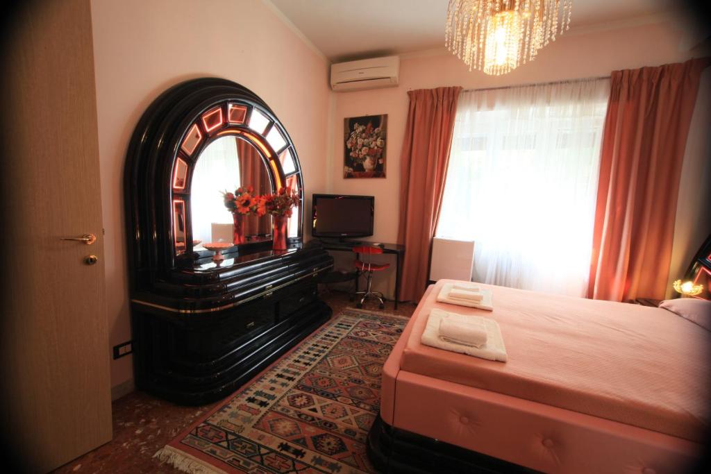 ローマにあるビューティー ムーンのベッドルーム1室(ベッド1台、鏡付)