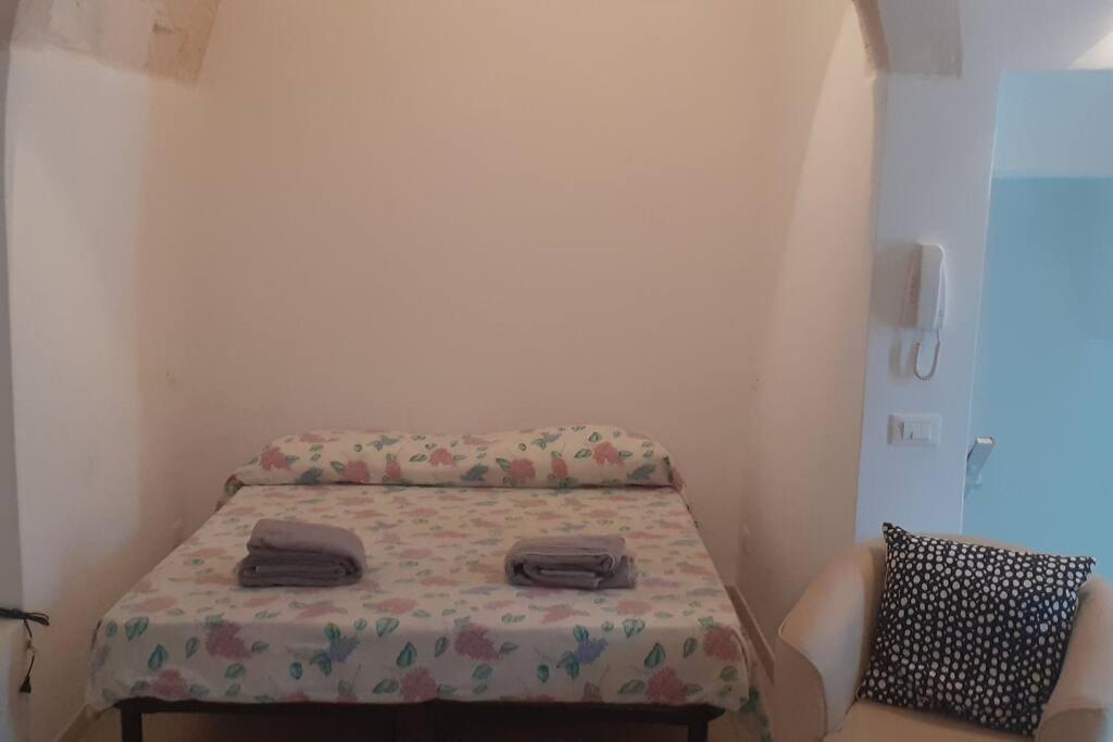 Camera piccola con tavolo e letto di Casa vacanza Elias a Ceglie Messapica
